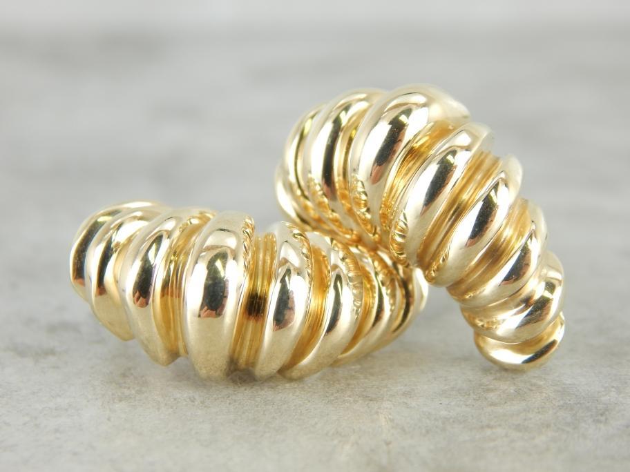 Forma modernista, pendientes abstractos de oro amarillo