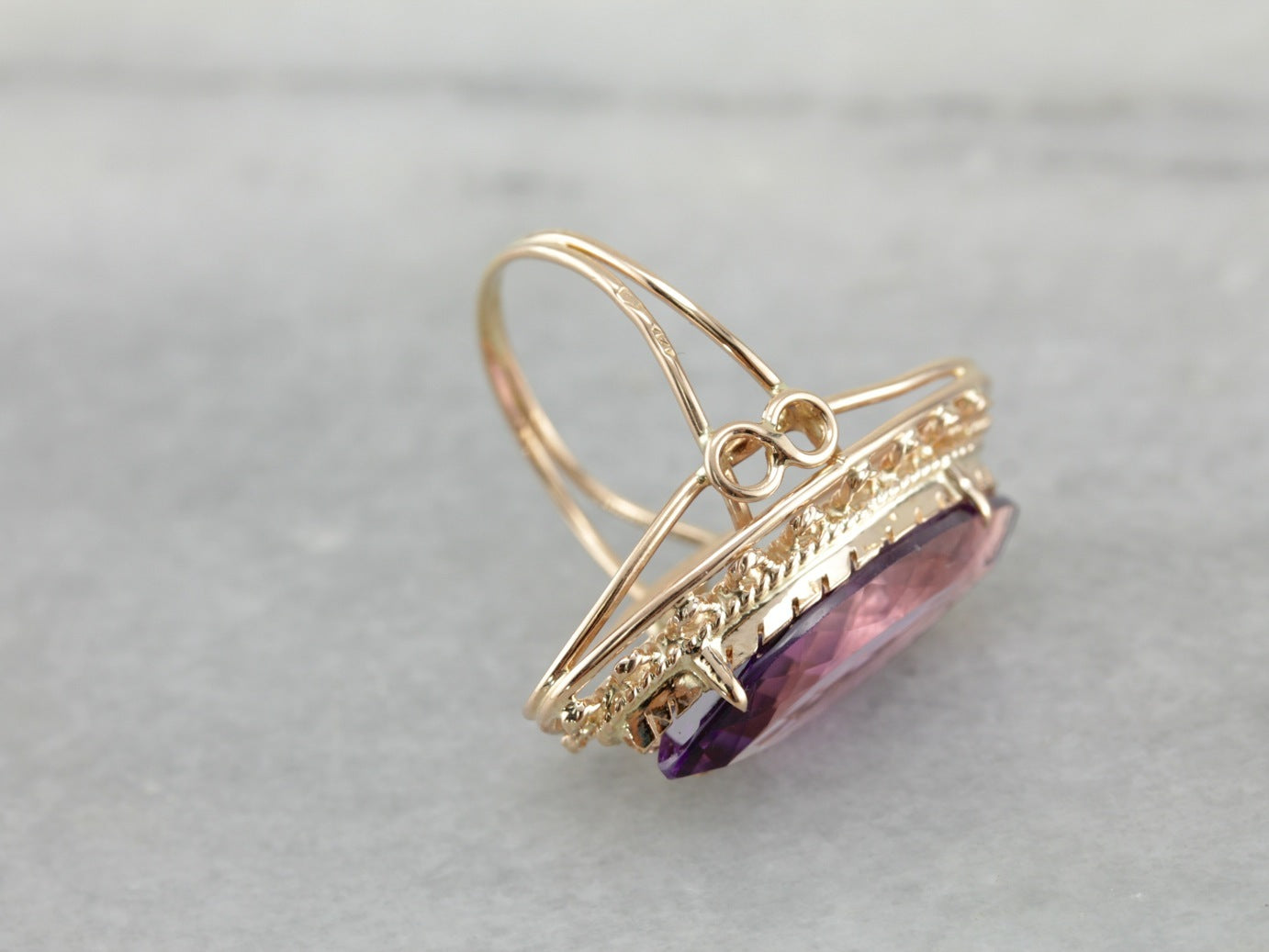 Anillo llamativo de filigrana y amatista con ojo de gato grande de los años 70