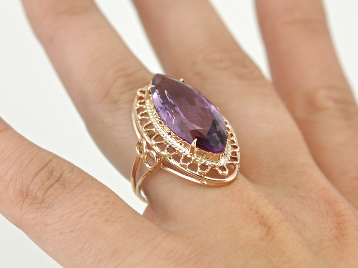 Anillo llamativo de filigrana y amatista con ojo de gato grande de los años 70