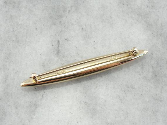 Broche de oro con motivo floral ornamentado grabado