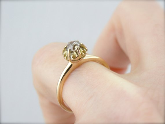 Anillo de compromiso antiguo con solitario de diamantes de talla mina antigua