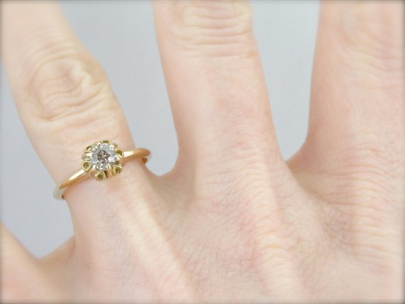 Anillo de compromiso antiguo con solitario de diamantes de talla mina antigua