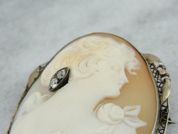 Broche de Filigrana con Camafeo de Concha Fina y Diamante