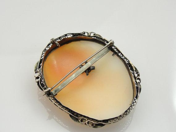 Broche de Filigrana con Camafeo de Concha Fina y Diamante