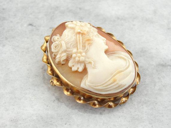 Classical Cameo Brooch with Lovely Workmanship