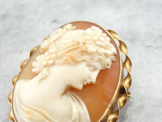 Classical Cameo Brooch with Lovely Workmanship
