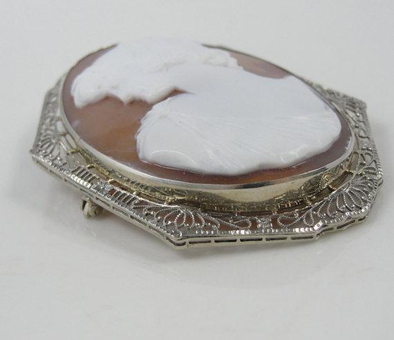 Chapa Cameo Art Déco de filigrana de oro blanco