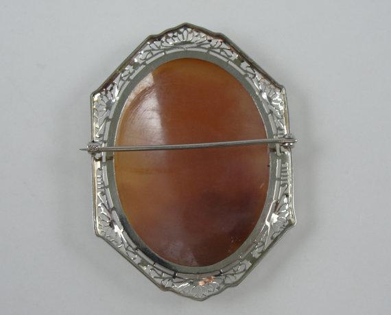 Chapa Cameo Art Déco de filigrana de oro blanco