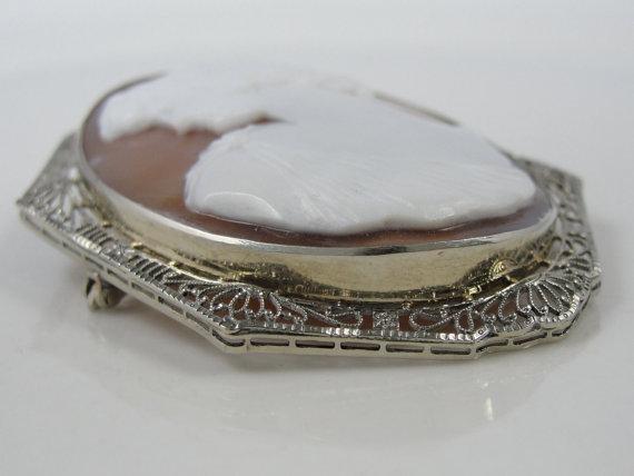 Chapa Cameo Art Déco de filigrana de oro blanco