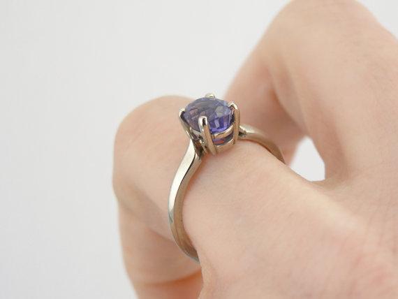 Anillo de compromiso con solitario de zafiro morado