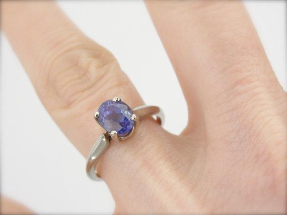 Anillo de compromiso con solitario de zafiro morado