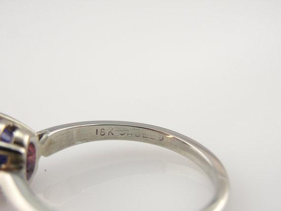 Anillo de compromiso con solitario de zafiro morado