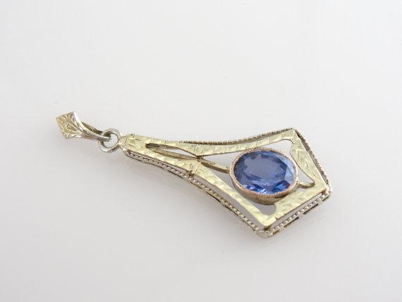 Colgante Lavalier antiguo de oro verde y zafiro de Ceilán