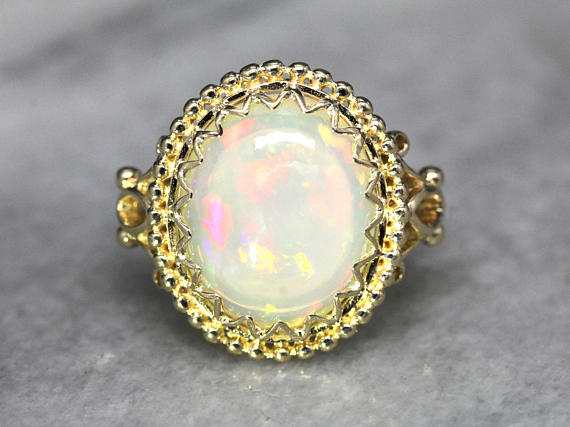 Anillo llamativo de ópalo vintage adornado en oro amarillo