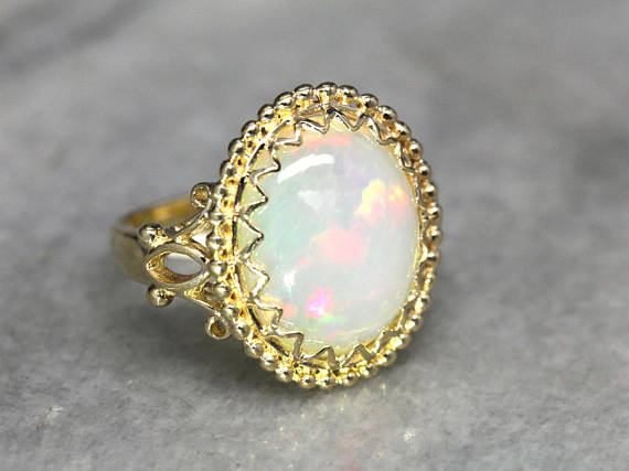 Anillo llamativo de ópalo vintage adornado en oro amarillo