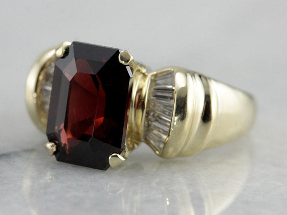 Anillo llamativo vintage de los años 80 con granate en oro amarillo