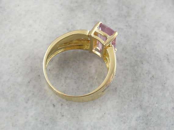 Bonito anillo de cóctel de turmalina rosa