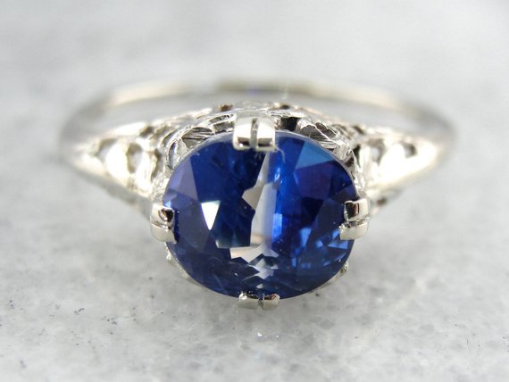 Interesante anillo de zafiro ojo de gato en montura Art Nouveau de oro