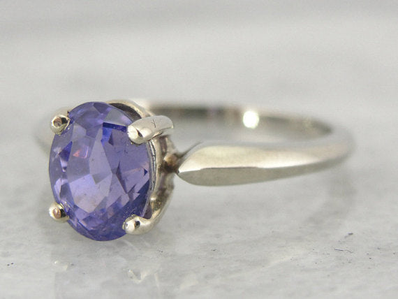 Anillo de compromiso con solitario de zafiro morado