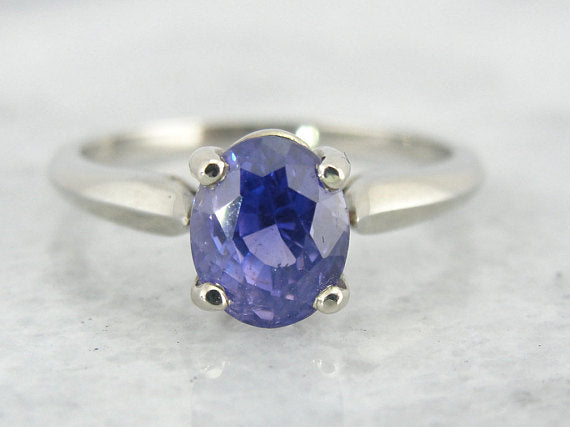 Anillo de compromiso con solitario de zafiro morado