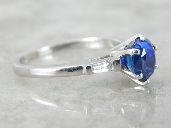 Zafiro azur de Ceilán en oro blanco reluciente y montura de diamantes