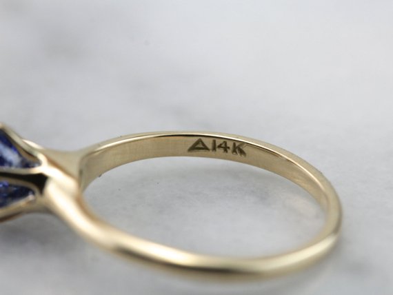 The Perfect Sapphire Enagement Ring: Classic Sapphire Solitaire with Gorgeous Stone