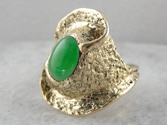 Anillo llamativo de jade inusual, engaste de oro amarillo grueso