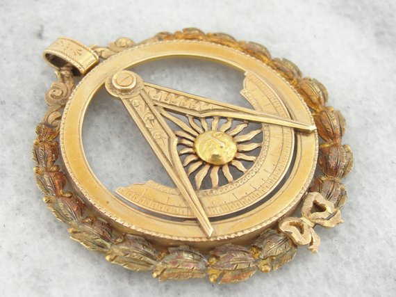 Colgante de oro con medalla masónica antigua grande