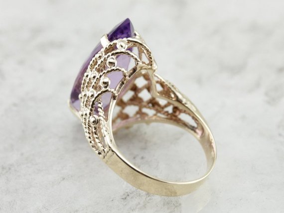 Gran amatista talla marquesa en un ambiente de cóctel moderno de mediados de siglo