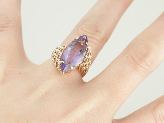 Gran amatista talla marquesa en un ambiente de cóctel moderno de mediados de siglo