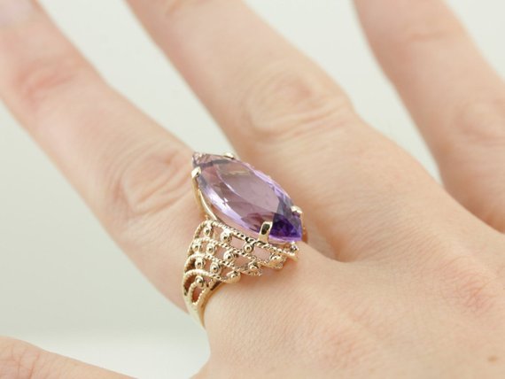 Gran amatista talla marquesa en un ambiente de cóctel moderno de mediados de siglo