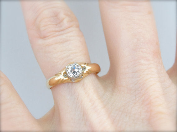 Anillo de compromiso Belcher con tachuelas de diamantes