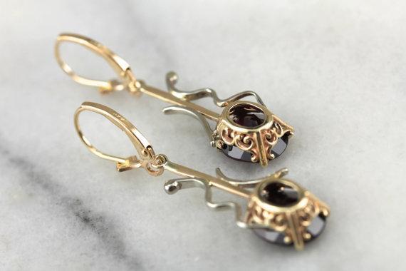 Motivos modernistas: pendientes colgantes de granate merlot