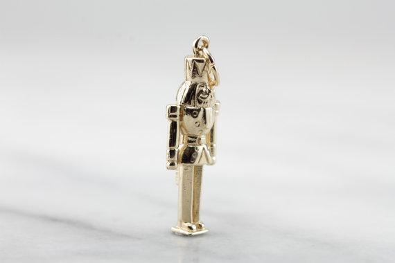 Dije de Cascanueces en oro amarillo de 14 k