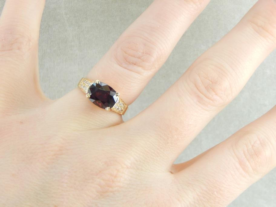 Anillo de cóctel de oro, granate piropo rojo intenso, pavé de diamantes y oro