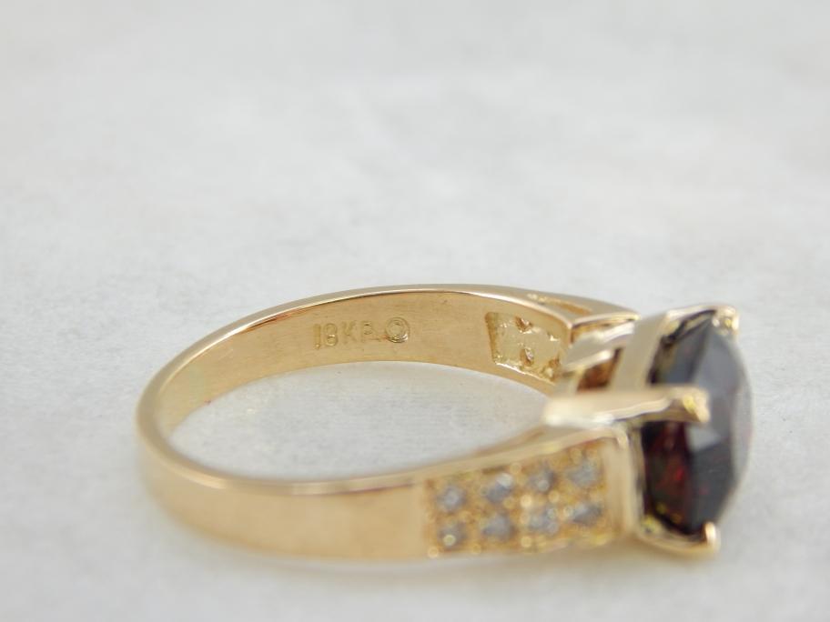 Anillo de cóctel de oro, granate piropo rojo intenso, pavé de diamantes y oro