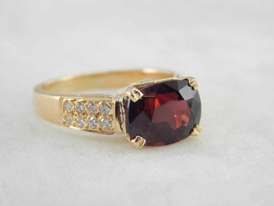 Anillo de cóctel de oro, granate piropo rojo intenso, pavé de diamantes y oro