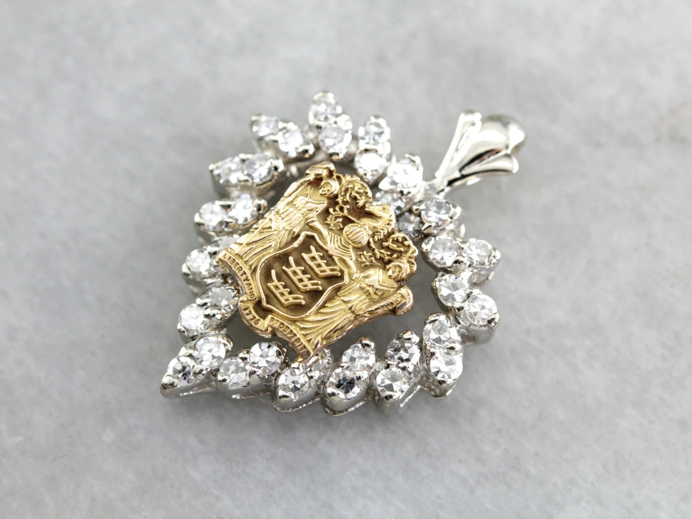 Colgante de corazón de diamantes Libertad y Prosperidad