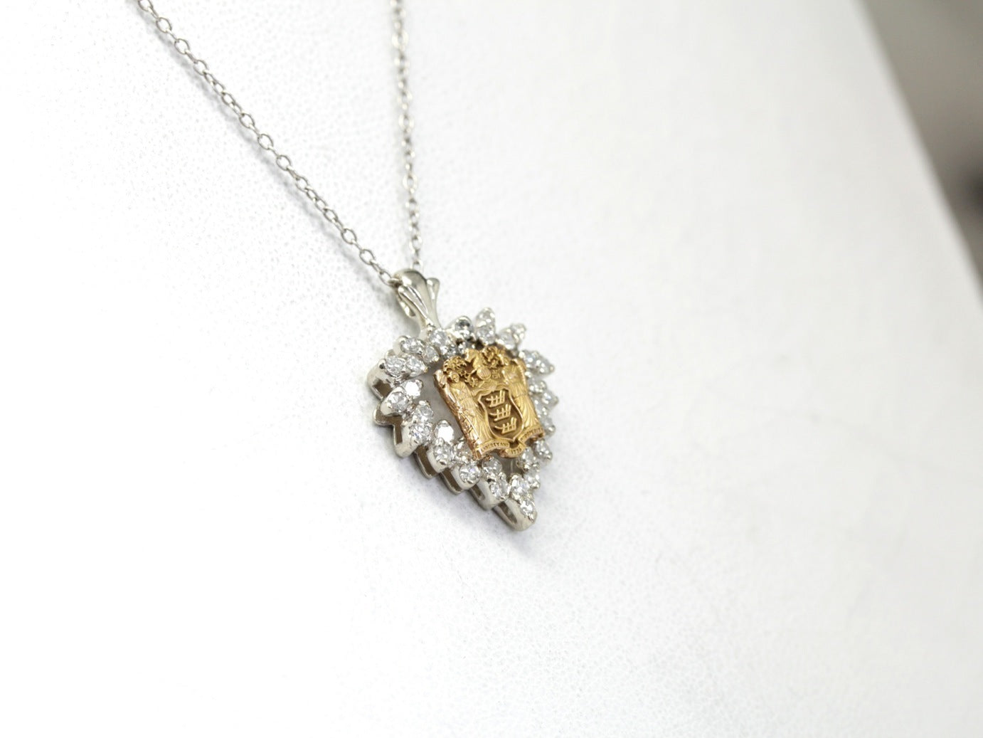 Colgante de corazón de diamantes Libertad y Prosperidad