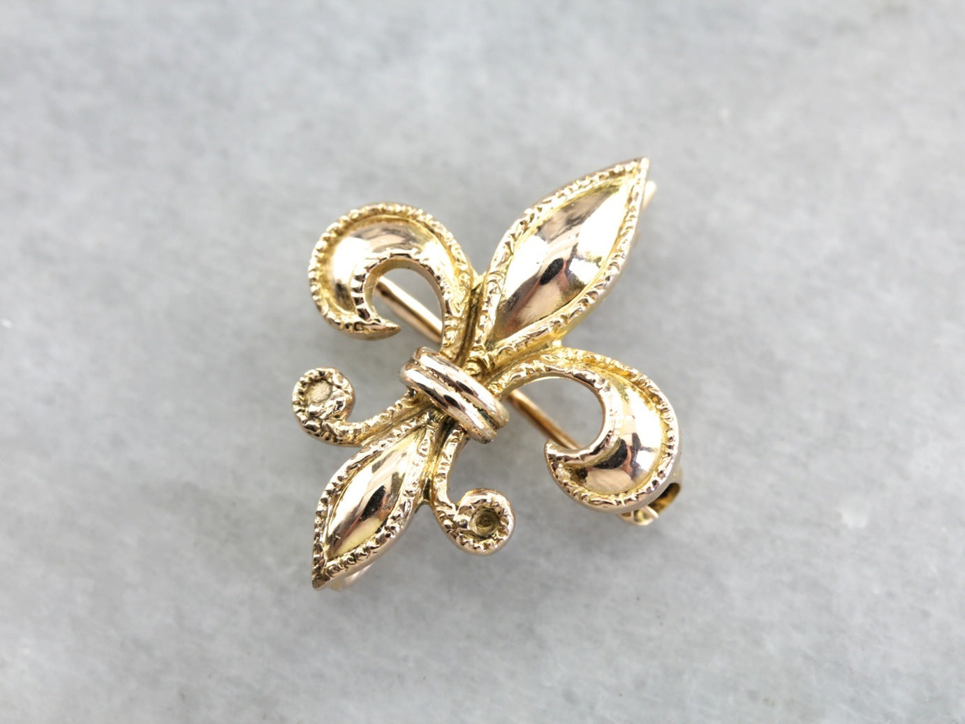 Broche de oro antiguo con flor de lis
