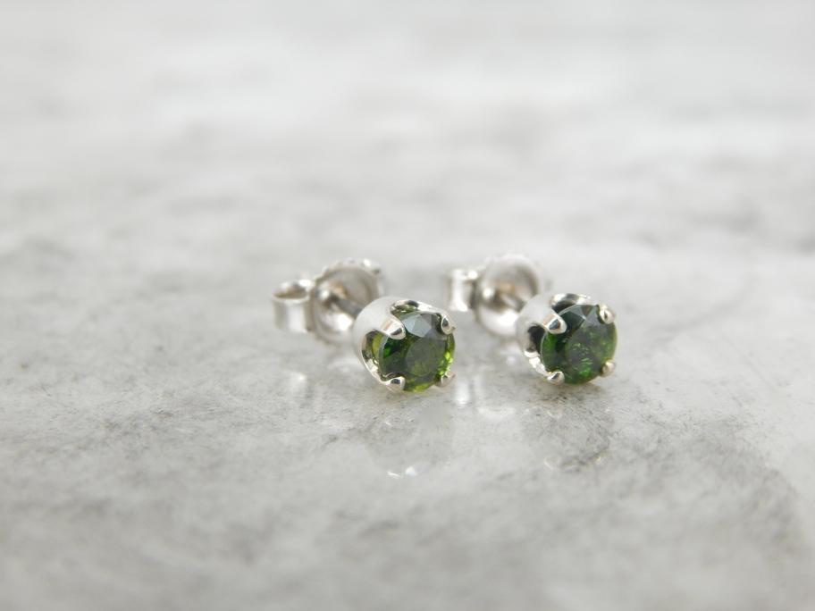 Pendientes Sencillos de Oro Blanco y Granate Verde
