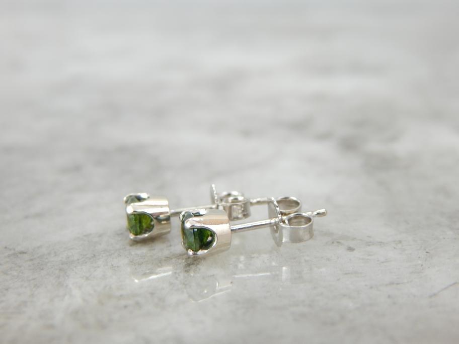 Pendientes Sencillos de Oro Blanco y Granate Verde