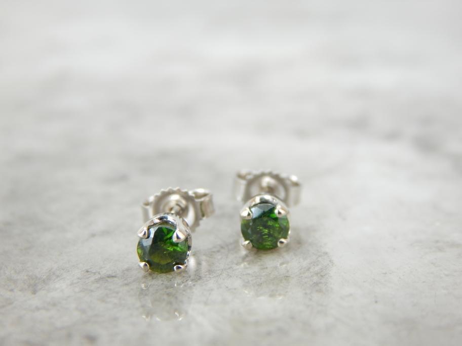 Pendientes Sencillos de Oro Blanco y Granate Verde