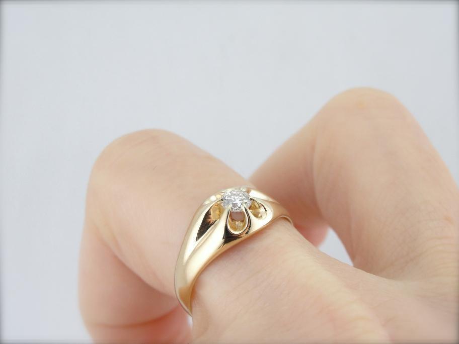 Vintage Belcher Set Engagement Ring in Gold and Diamond