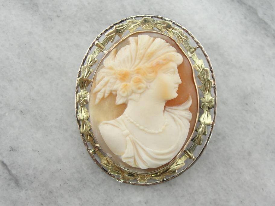 Art Nouveau Cameo Brooch with Green Gold Frame