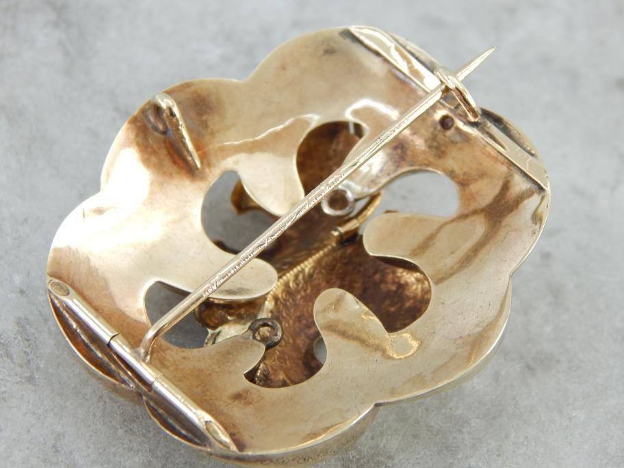 Broche o colgante victoriano antiguo con temática botánica en oro amarillo