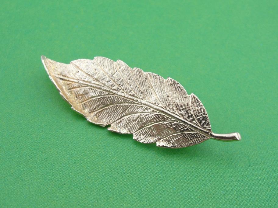 Naturalistic Leaf or Feather Brooch in Gold