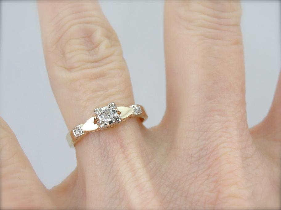 Sweetheart Diamond Retro Ring with Romantic Motif