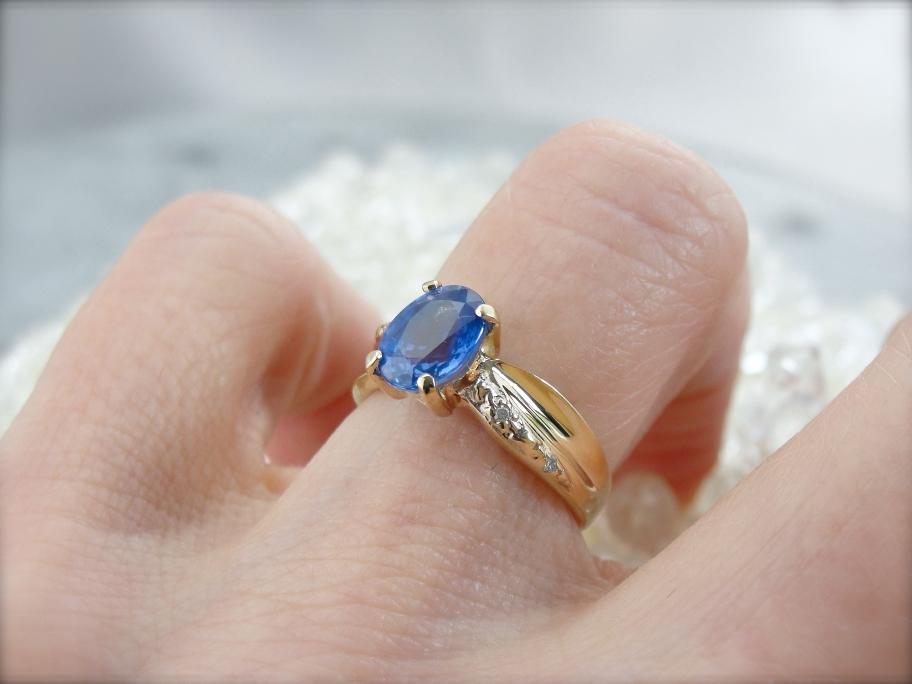 Twisting and Elegant Sapphire Ring with Diamond Accents