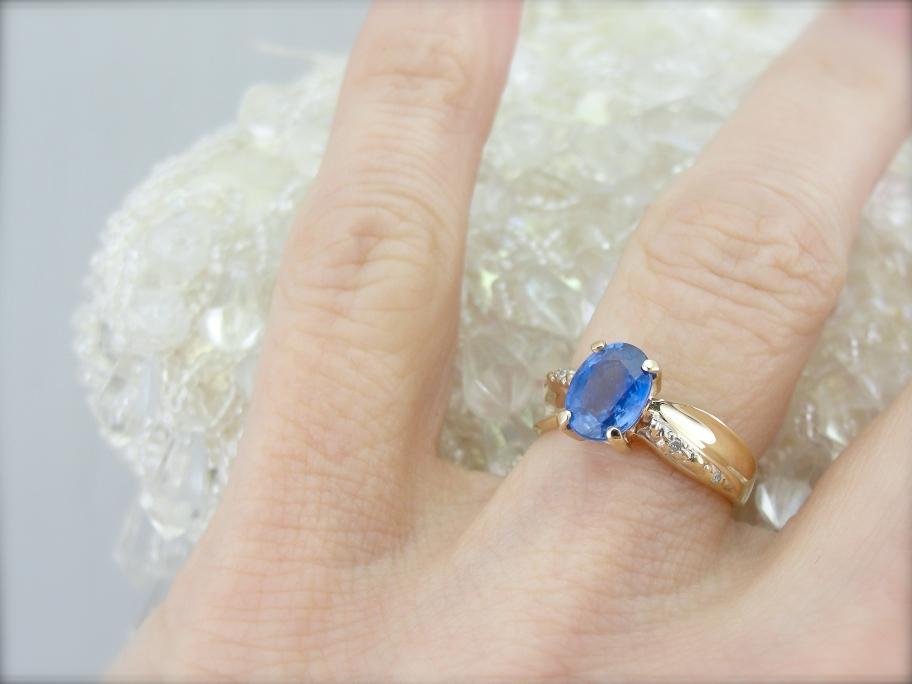 Twisting and Elegant Sapphire Ring with Diamond Accents